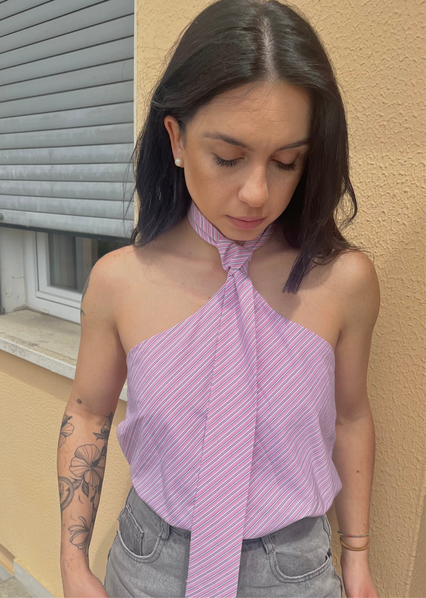 Top a righe rosa con cravatta by Lumina