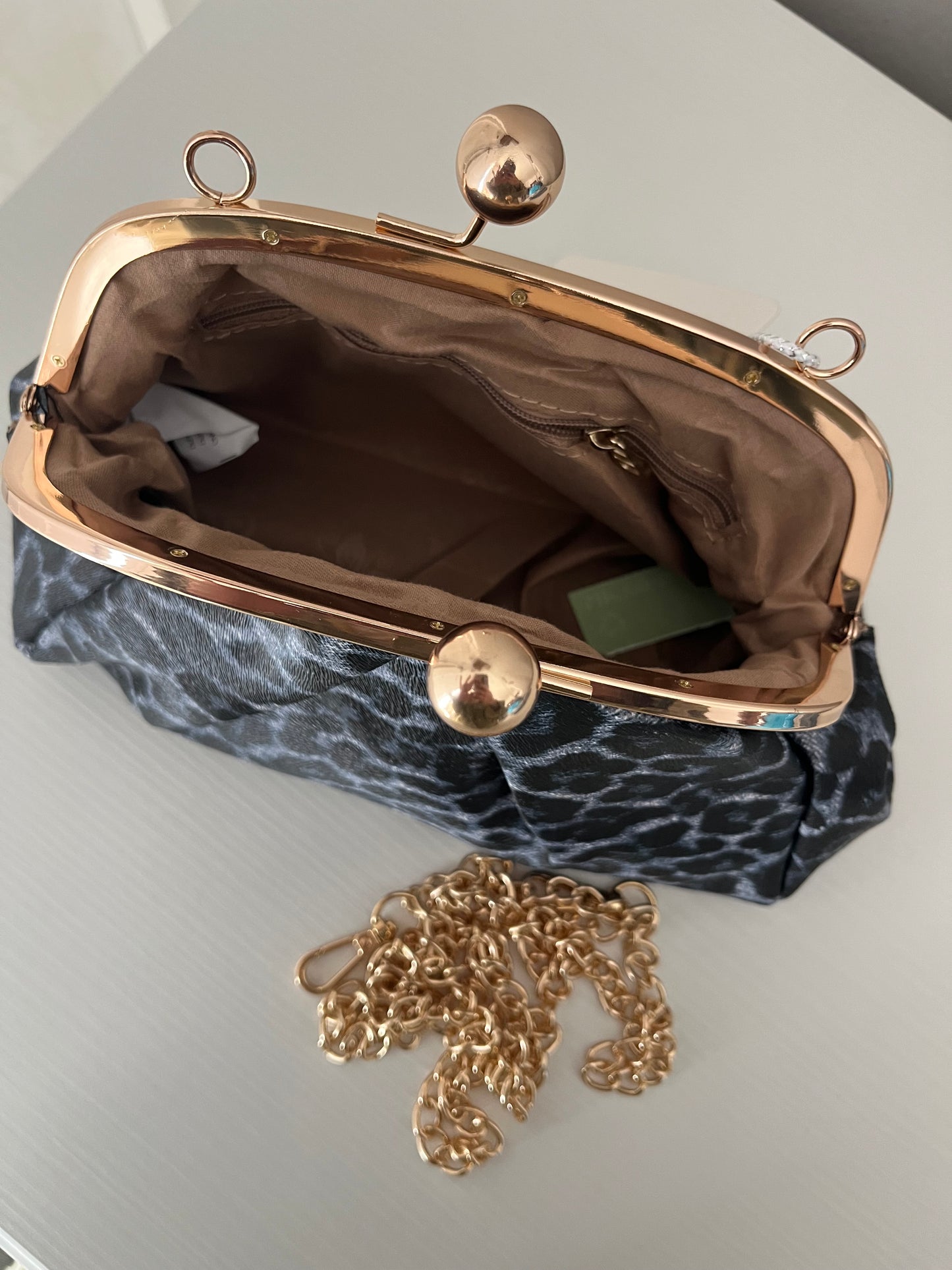 Pochette leopardato scuro