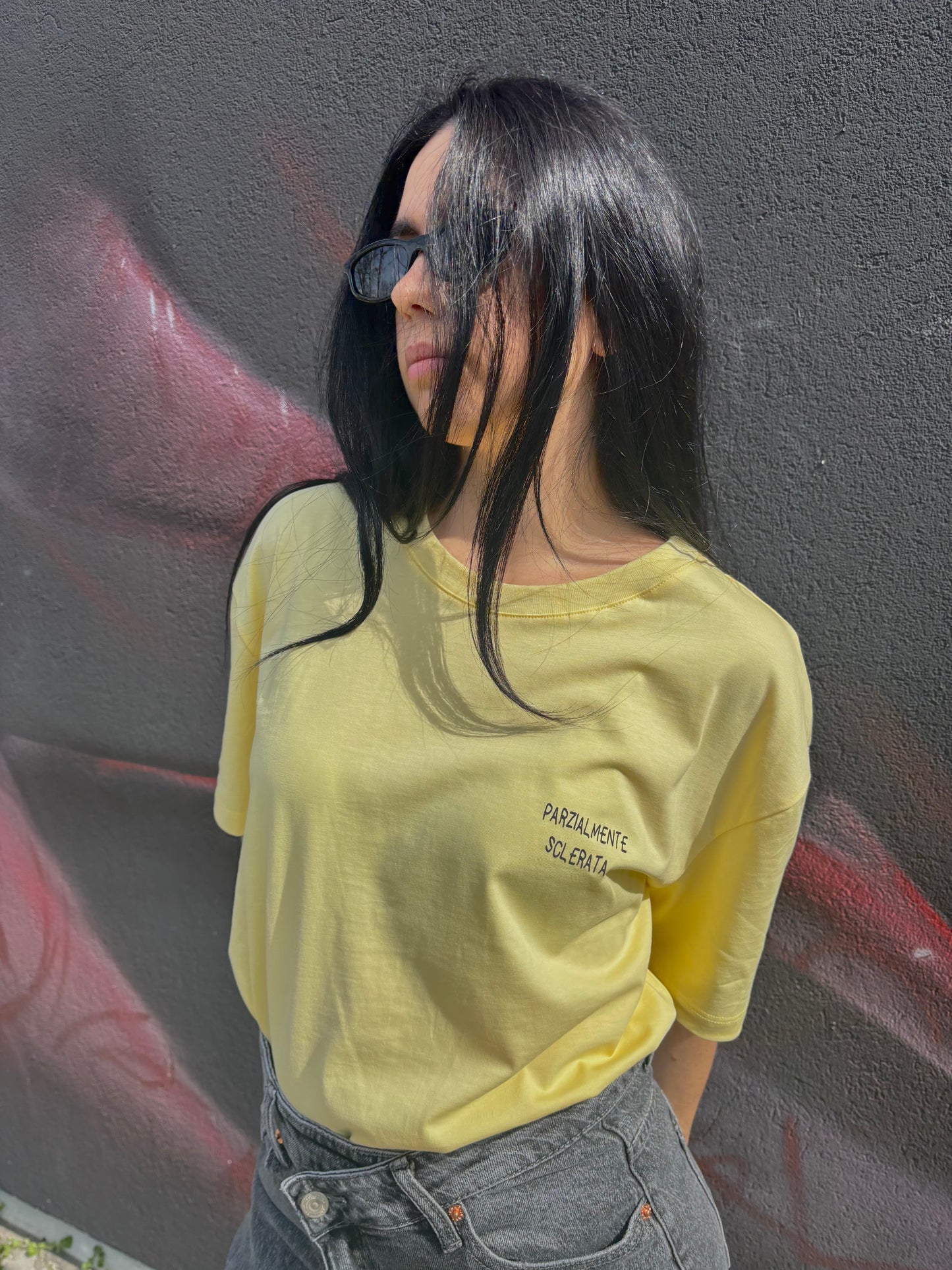 T-SHIRT GIALLA PARZIALMENTE SCLERATA