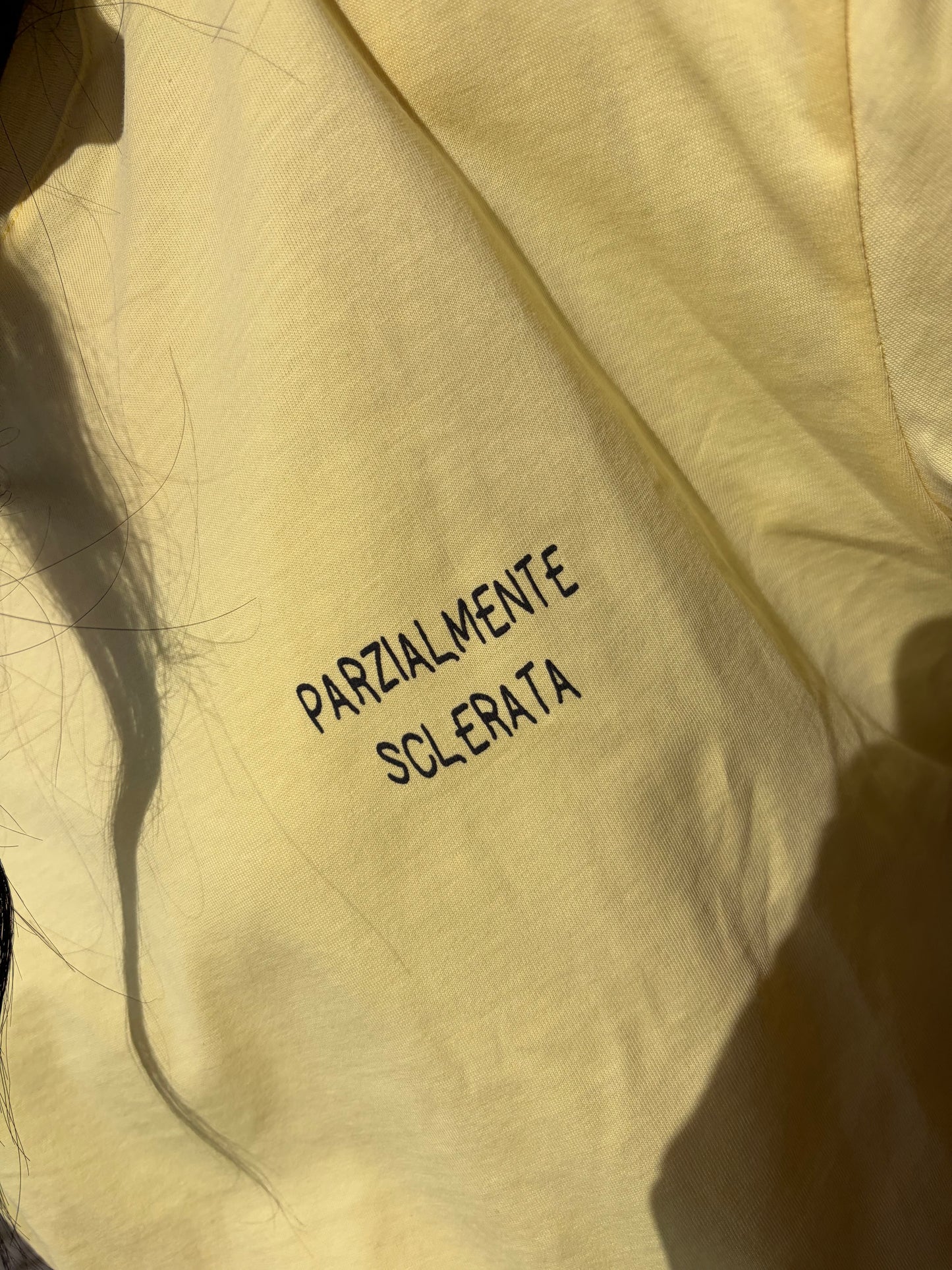 T-SHIRT GIALLA PARZIALMENTE SCLERATA
