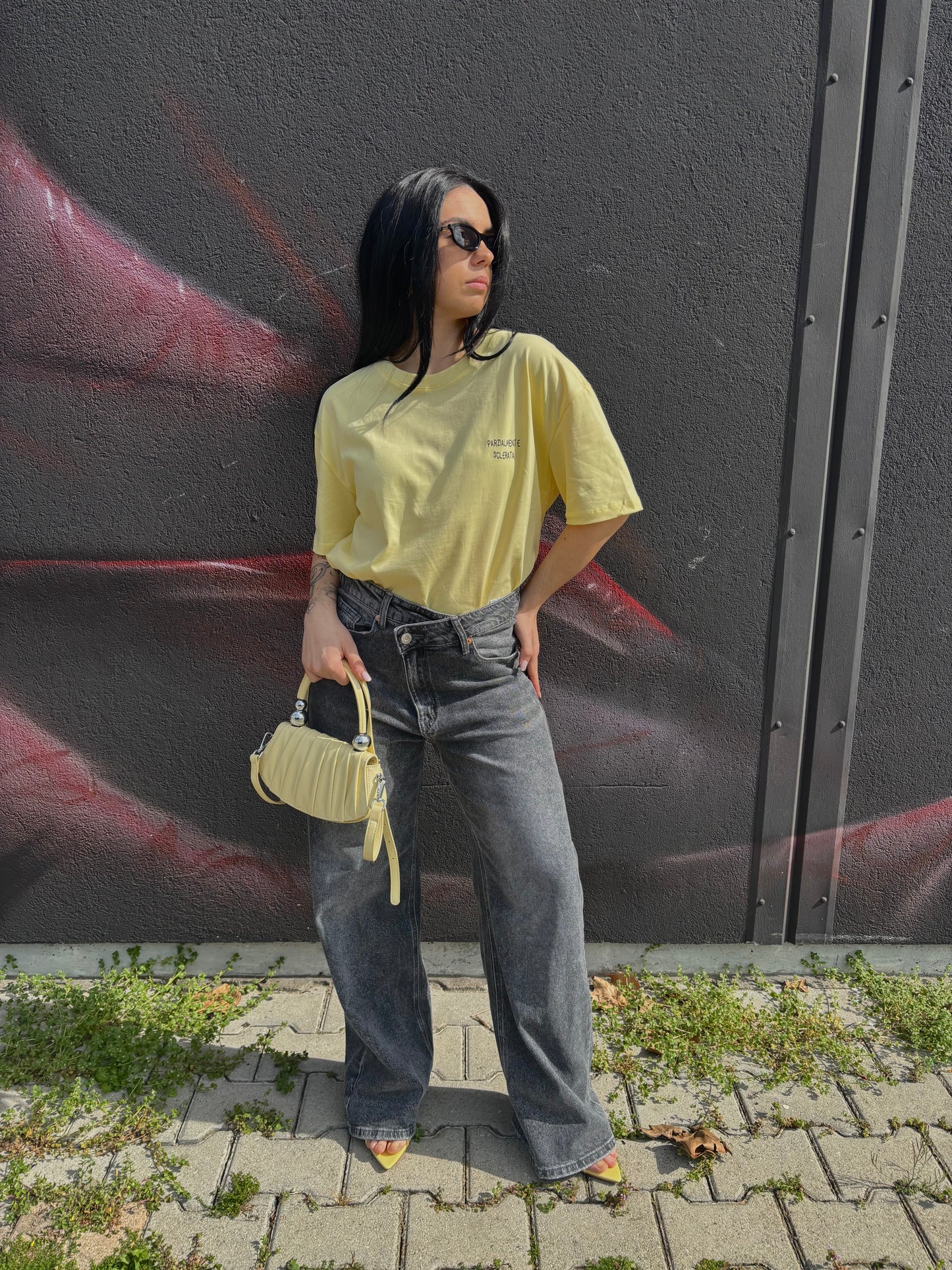 T-SHIRT GIALLA PARZIALMENTE SCLERATA